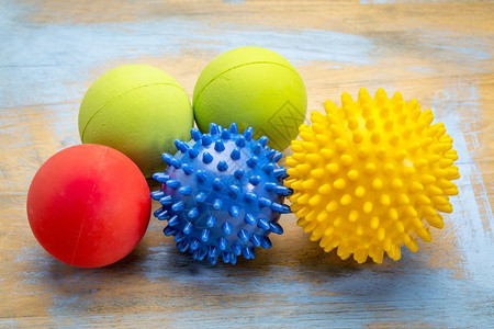 自我按摩和反光学治疗概念一套小型橡胶球图片