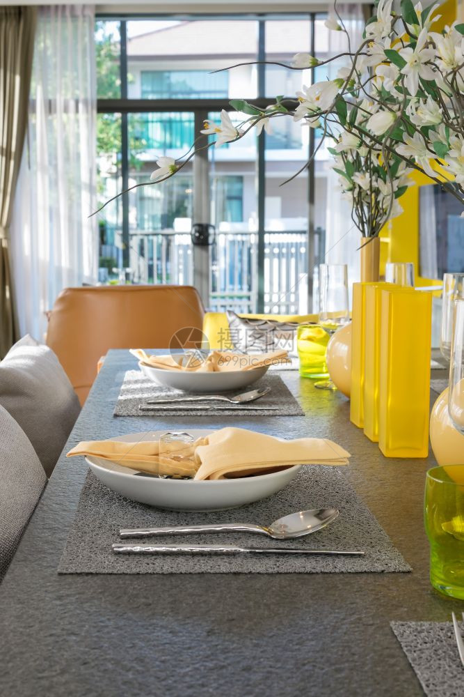 餐桌和舒适的黄色椅在现代家庭使用优雅的桌椅图片
