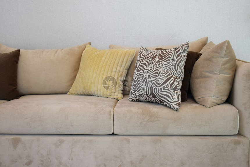 现代客厅沙发上放着几个抱枕图片