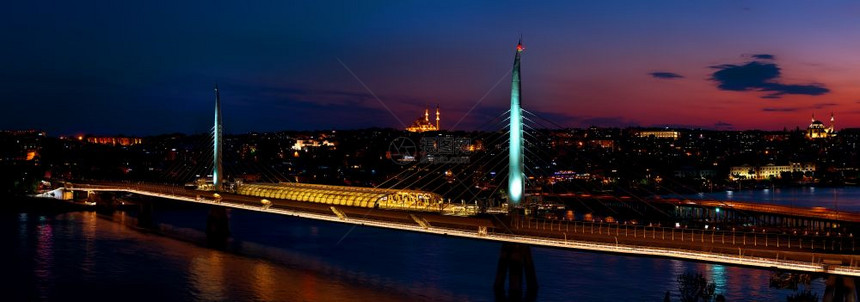 在土耳其伊斯坦布尔夜间亮明金角地铁桥图片