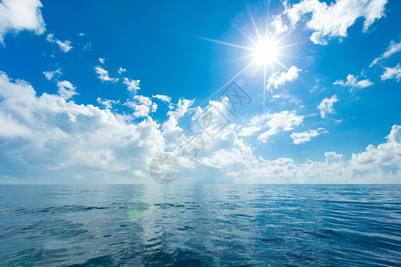 蓝云在平凉的海面上云在蓝的天空上阳光反射背景图片