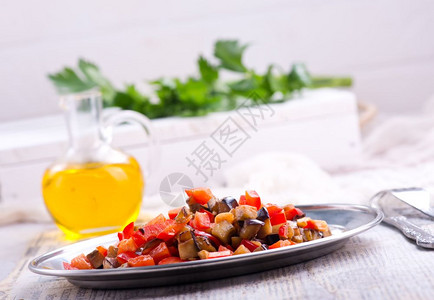 沙拉加煎茄和胡椒原料图片