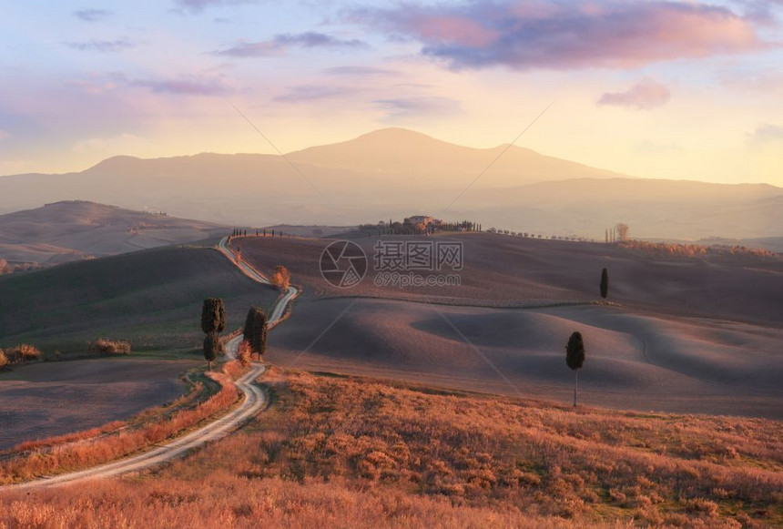 阳光明媚的托斯卡纳山谷全景托斯卡纳意大利欧洲图片