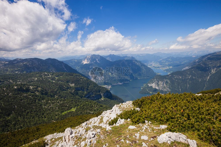 从高角度看待哈斯塔特湖和阿尔卑山的全景图片