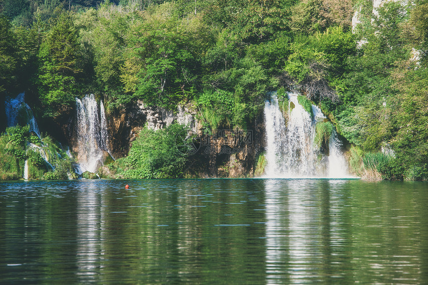 美丽的绿色夏季森林湖瀑布克罗地亚PlitviceLakeNationak公园图片