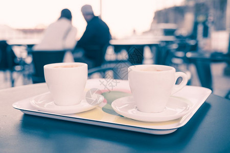 咖啡杯在街上厅桌市风景图片