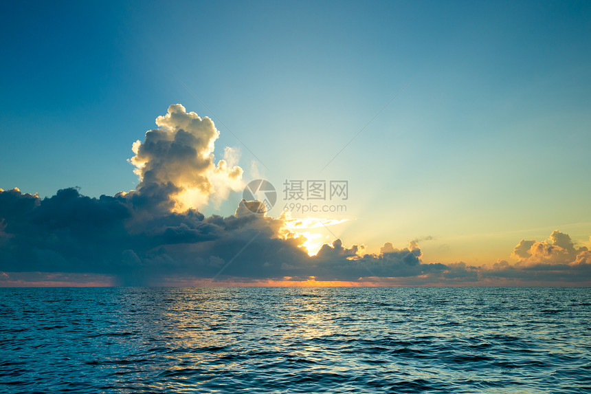 蓝云在平凉的海面上云在蓝的天空上阳光反射图片