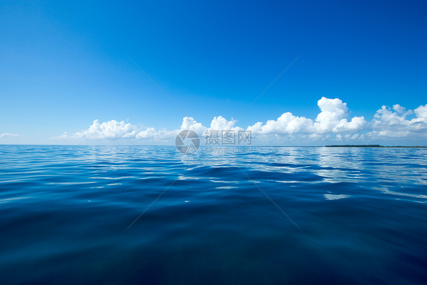 蓝云在平凉的海面上云在蓝的天空上阳光反射图片