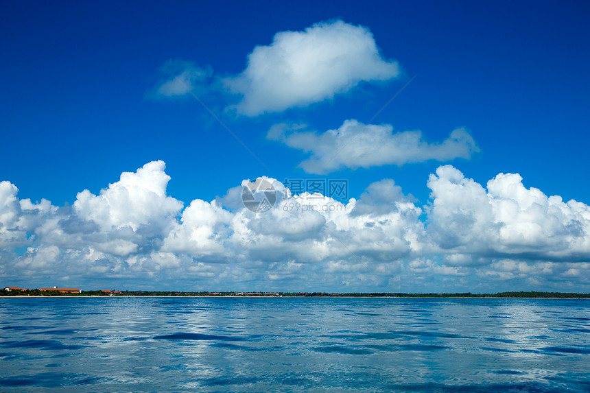 蓝云在平凉的海面上云在蓝的天空上阳光反射图片