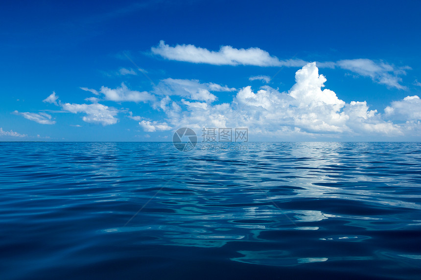 蓝云在平凉的海面上云在蓝的天空上阳光反射图片