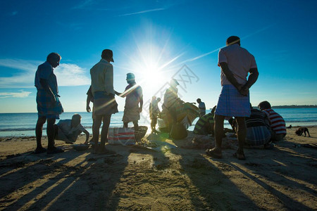 渔民每天将船下沉到水中捕鱼后将船驶回沙滩Kalkuda斯里兰卡图片