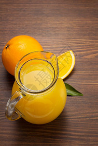 木背景的玻璃杯和橙汁图片