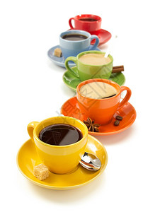 四种颜色各异的咖啡杯背景图片