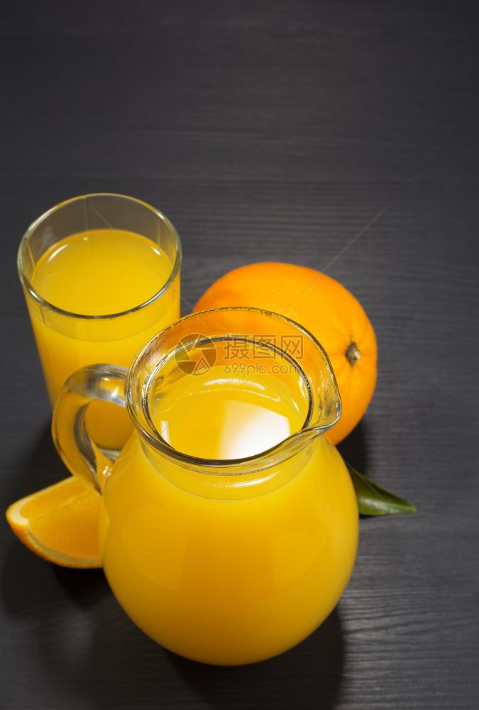 木背景的玻璃杯和橙汁图片