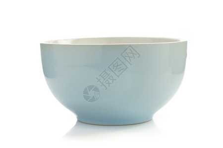 白色背景中隔绝的陶瓷碗图片