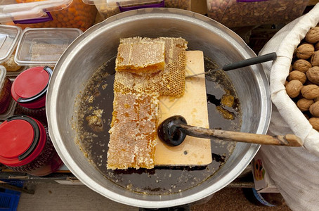 蜂蜜梳子在村里市场大块蜂窝和勺子在村里市场大块蜂蜜梳子和勺图片