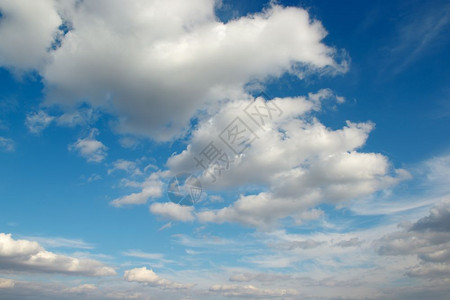 蓝色天空的云层美丽背景图片