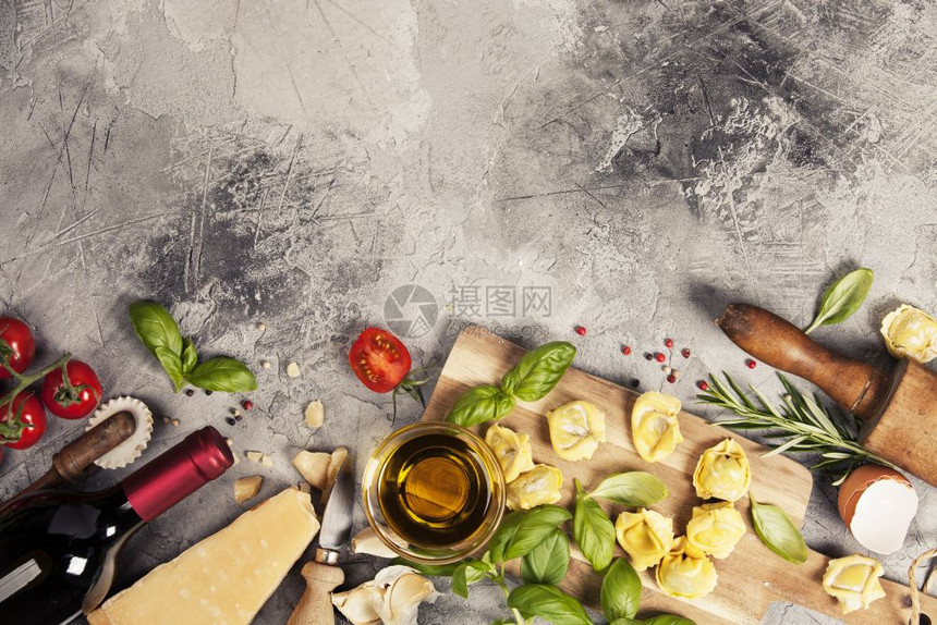 意大利的食品背景包括拉维奥利西红柿巴尔意大利面菠菜洋葱面食橄榄油大蒜辣椒玉米迷迭香和葡萄酒图片