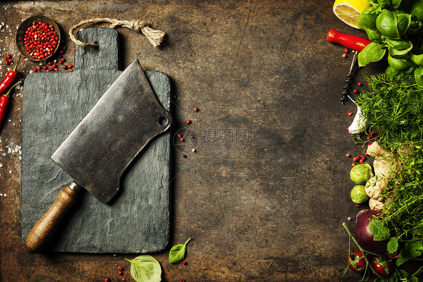 古老的切板肉刀和暗生锈背景的烹饪材料图片