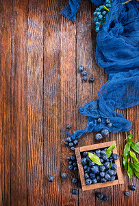 蓝莓包以木箱和一张桌子制成的蓝莓背景