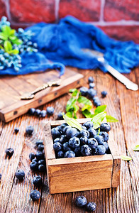 蓝莓包以木箱和一张桌子制成的蓝莓背景