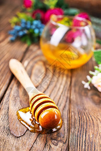 蜂蜜在玻璃碗和桌子上的蜂蜜中图片
