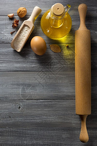 滚销橄榄油和鸡蛋高清图片