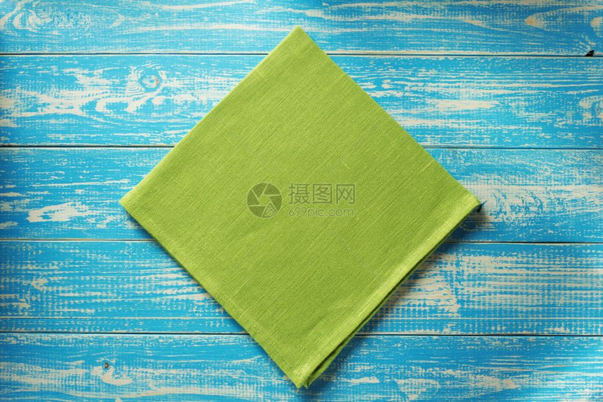 粗木制背景的餐巾纸图片
