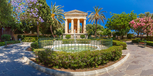 马耳他首都瓦莱塔的下巴拉卡花园马耳他首都瓦莱塔老城的亚历山大巴拉卡花园和亚历山大鲍尔纪念碑的春之全景背景图片