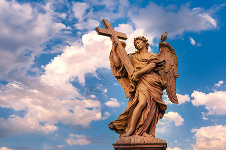 意大利罗马圣天使桥上的神像日落时圣天使桥上的十个之一圣桥上的像神中的十个天使之一的象征圣天使桥上的神像的象征意大利罗马背景图片
