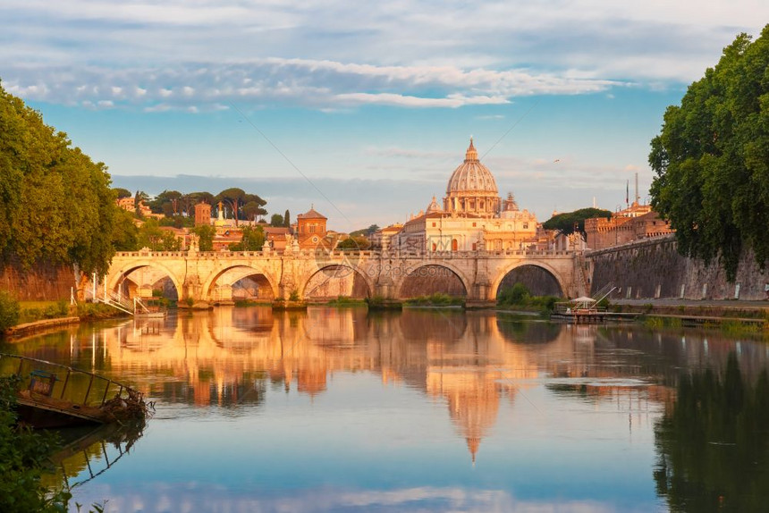 圣天使桥和彼得大教堂在意利罗马阳光明媚的清晨在蒂贝尔河上有镜像反射图片