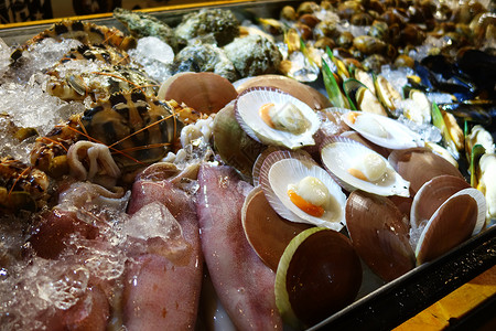 曼谷街头食品市场销售的海产食品图片