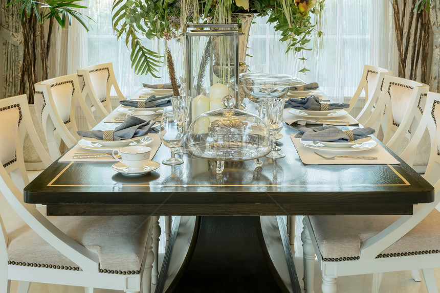 优雅的餐桌设置经典风格的餐饮室内图片
