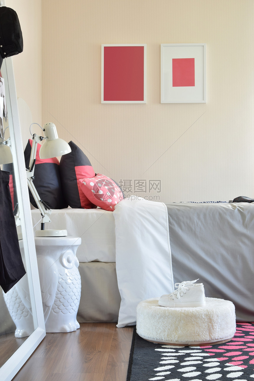 现代儿童卧室家里有红色枕头和鞋子的红色枕头和鞋子图片