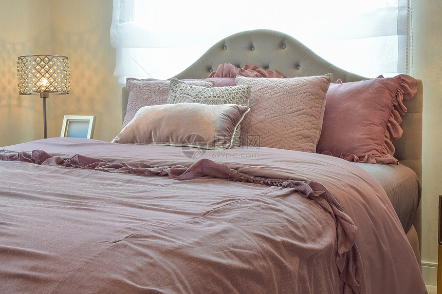 卧室床铺上放着几个布艺枕头图片