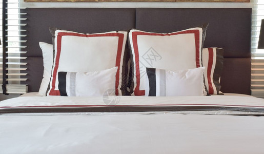 双人床上放着许多布艺枕头图片