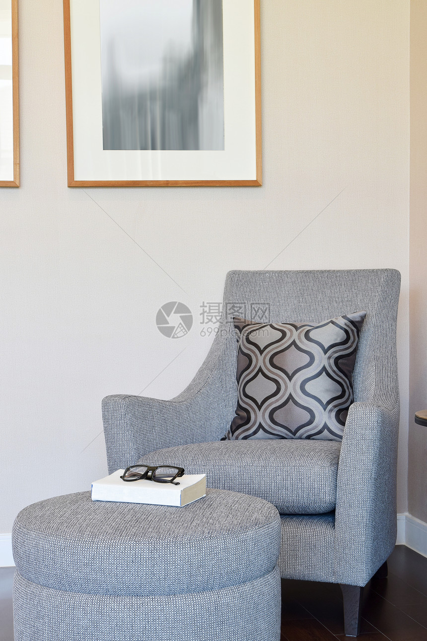 室内现代起居家用灰臂椅枕头图片