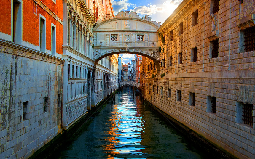 意大利日出时在威尼斯的叹息桥图片