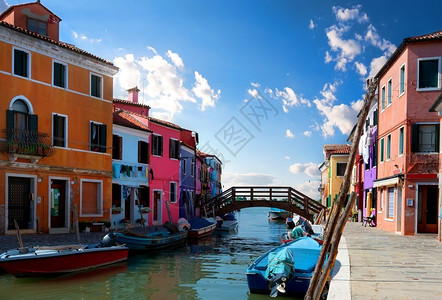 意大利布拉诺街头彩色房屋和水渠的浏览情况布拉诺的日落图片
