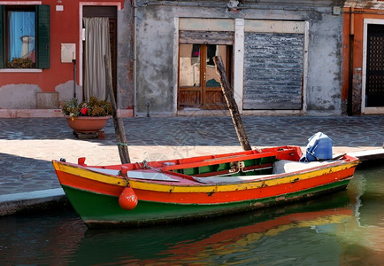 意大利布拉诺街上老旧的机动船布拉诺图片