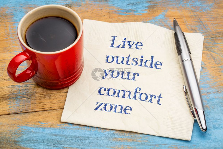 生活在舒适区之外鼓舞人心的笔迹在餐巾纸上加一杯咖啡图片