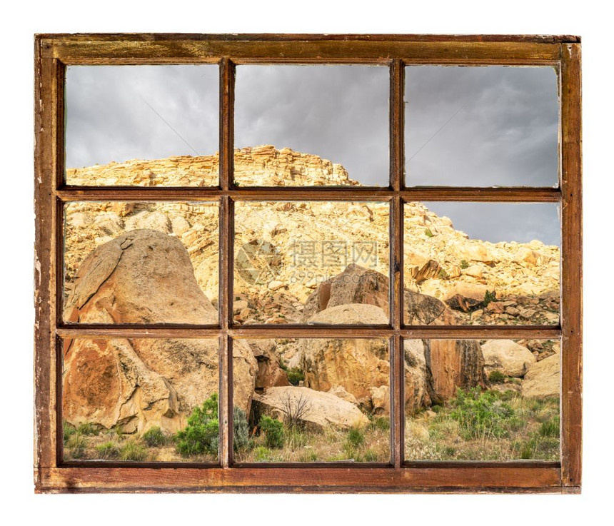 沙漠岩石和悬崖透过古老的坚固用肮脏玻璃砸碎窗户图片