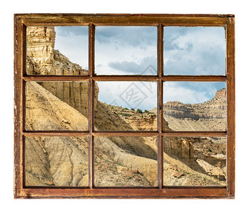 犹他州东部的书断崖花边和梅萨透过古老的黑用肮脏玻璃砸碎窗户图片