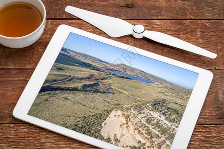 科罗拉多北丘陵夏季风景公园溪和储藏室审查数字平板电脑上的空中图像图片