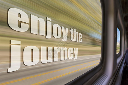 从火车窗口运动中看到的模糊风景中享受旅程激励的词句图片