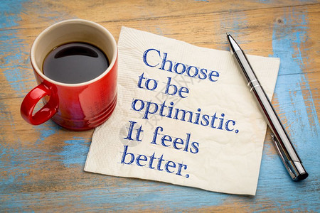 选择乐观感觉更好手写在餐巾纸上喝杯咖啡图片
