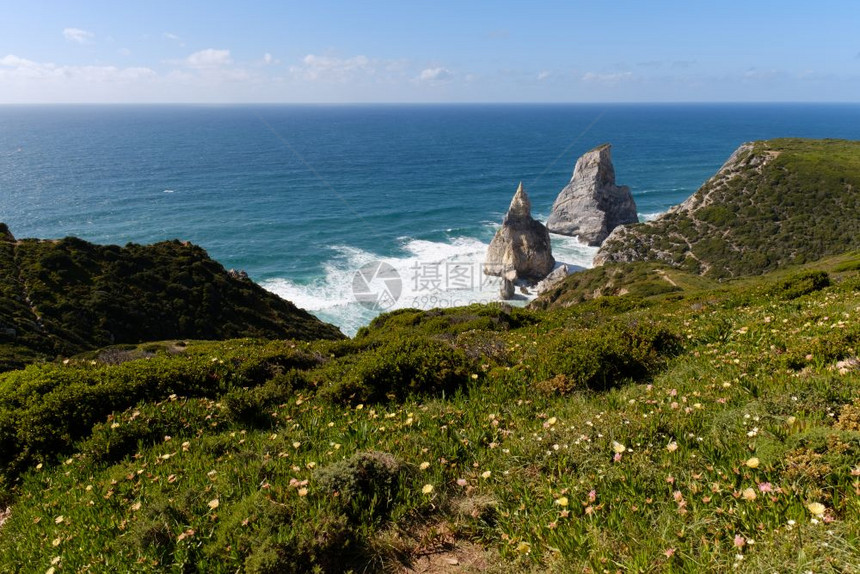 葡萄牙阳光明媚的白天绿色夏季海滩PraiadaUrsa图片