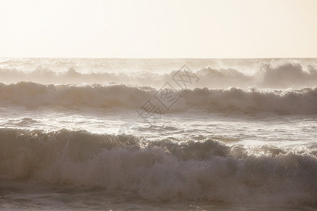 阳光明媚的海洋大浪阳光夏日的海景图片