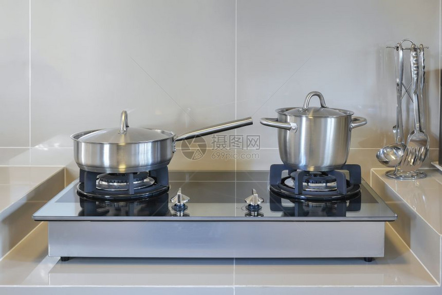现代厨房中的不锈锅图片