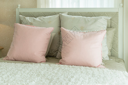 粉色柔色插图板室内舒适的卧有粉色枕头和床边桌上的阅读灯背景